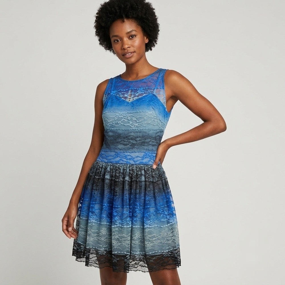Betsey Johnson Lace Ombre Fit and Flare Dress 6 Blue Sleeveless Tiered Cocktail
